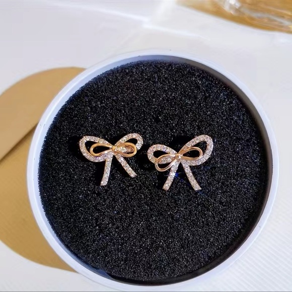 boutique Jewelry - Elegant Bow Earrings in Gold NEW